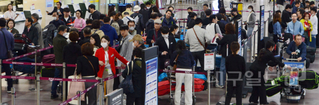 설 연휴에 이어 오는 2월 말부터 3월2일까지 이어지는 '3·1절 연휴'에 대구 지역 해외여행 수요 증가가 계속될 것으로 보인다. 사진은 2023년 4월 대구공항 국제선 탑승객들이 체크인하기 위해 기다리고 있는 모습. 대구일보 DB