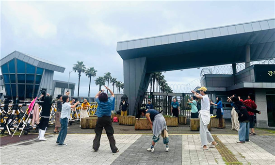 매일 오후 12시에 진행되는 인간띠잇기에서 강정4종댄스를 춘다. 사진=양상