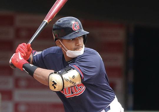 개막전에서 의외의 공격력을 선보인 딕슨 마차도(사진=롯데)