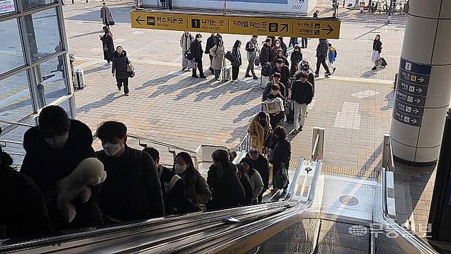 18일 오전 9시께 시민들이 광주송정역 에스컬레이터를 기다리고 있다.김종찬기자 jck41511@mdilbo.com