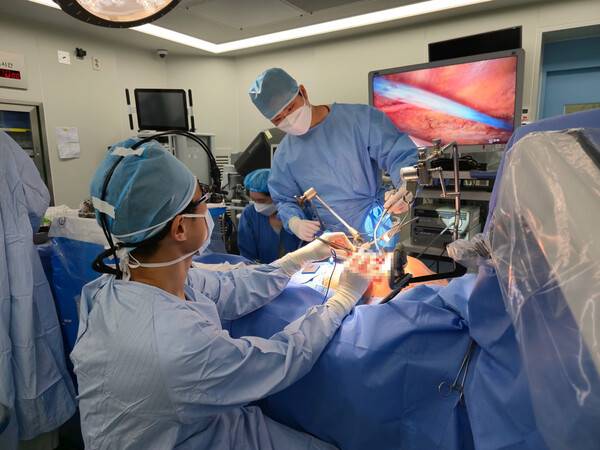 부천세종병원 심장혈관흉부외과 의료진들이 다혈관 최소침습 관상동맥우회술을&nbsp;시행하고있다. (사진=부천세종병원)