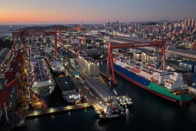 HD현대중공업 울산조선소에서 건조되고 있는 해외수출용 선박들 모습 /HD현대중공업