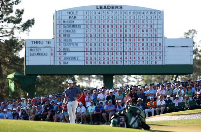 로리 매킬로이가 2025년 마스터스 최종 라운드 17번홀에서 퍼트 순서를 기다리고 있다. (사진=AFPBBNews)