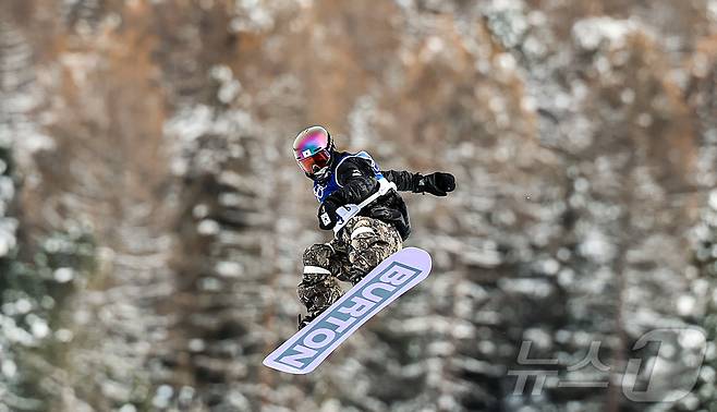 스노보드 유승은이 18일(현지시간) 이탈리아 리비뇨 스노파크에서 열린 2026 밀라노·코르티나담페초 동계올림픽 스노보드 여자 슬로프스타일 결선 경기를 펼치고 있다.  2026.2.18 ⓒ 뉴스1 김진환 기자