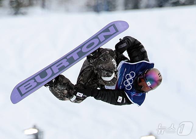 스노보드 유승은이 18일(현지시간) 이탈리아 리비뇨 스노파크에서 열린 2026 밀라노·코르티나담페초 동계올림픽 스노보드 여자 슬로프스타일 2차 결선 경기를 펼치고 있다.  2026.2.18 ⓒ 뉴스1 김진환 기자