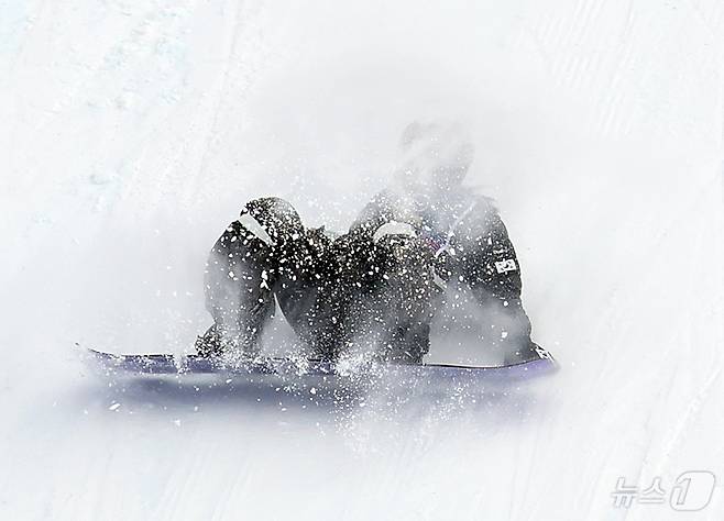 스노보드 유승은이 18일(현지시간) 이탈리아 리비뇨 스노파크에서 열린 2026 밀라노·코르티나담페초 동계올림픽 스노보드 여자 슬로프스타일 2차 결선에서 넘어지고 있다.  2026.2.18 ⓒ 뉴스1 김진환 기자