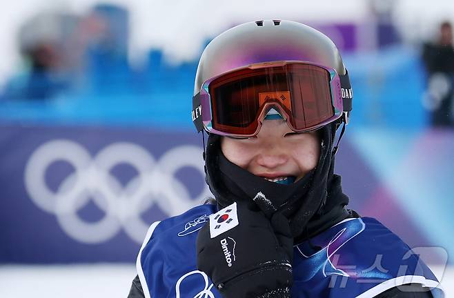 스노보드 유승은이 18일(현지시간) 이탈리아 리비뇨 스노파크에서 열린 2026 밀라노·코르티나담페초 동계올림픽 스노보드 여자 슬로프스타일 3차 결선을 마친 뒤 미소를 짓고 있다. 2026.2.18 ⓒ 뉴스1 김진환 기자
