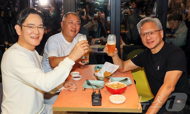 젠슨 황 엔비디아 최고경영자(CEO)가 30일 오후 서울 강남구 삼성역 인근 깐부치킨 매장에서 이재용 삼성그룹 회장, 정의선 현대차그룹 회장과 치킨 회동을 하고 있다. 2025.10.30 ⓒ 뉴스1 김진환 기자