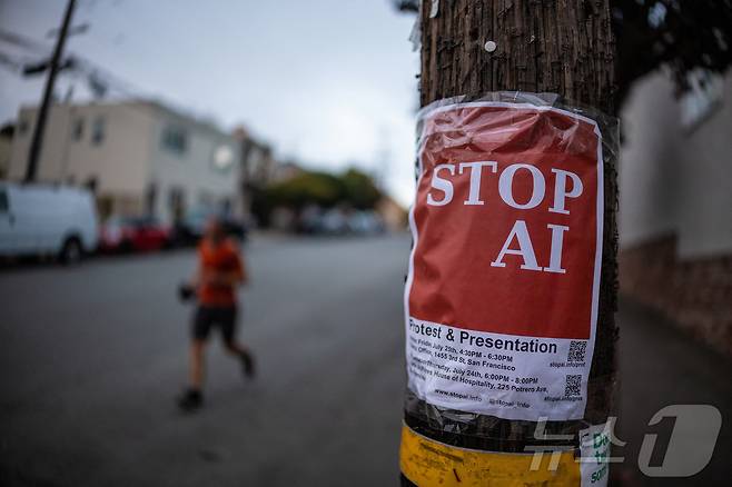 2025년 7월 29일(현지시간) 미국 캘리포니아주 샌프란시스코의 한 전봇대에 'AI를 멈추라'는 표지판이 걸려 있다. 2025.07.29. ⓒ 로이터=뉴스1