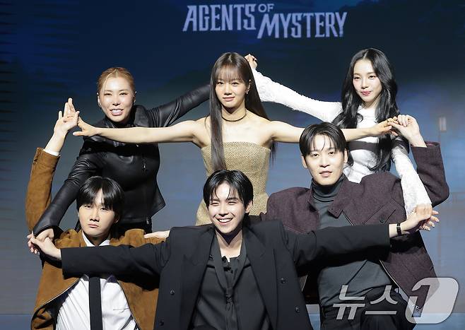 가비(왼쪽 위 부터 시계방향)와 혜리, 카리나, 존박, 김도훈, 이용진이 19일 서울 마포구 호텔 나루 서울 엠갤러리에서 열린 넷플릭스 예능 '미스터리 수사단 시즌2' 제작발표회에서 포즈를 취하고 있다. '미스터리 수사단' 시즌2는 과학적으로 설명할 수 없는 기묘한 사건들을 추적하고 해결하는 어드벤처 추리 예능이다. 2026.2.19 ⓒ 뉴스1 권현진 기자