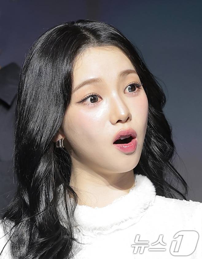 에스파 카리나가 19일 서울 마포구 호텔 나루 서울 엠갤러리에서 열린 넷플릭스 예능 '미스터리 수사단 시즌2' 제작발표회에 참석해 매력을 발산하고 있다. ⓒ 뉴스1 권현진 기자