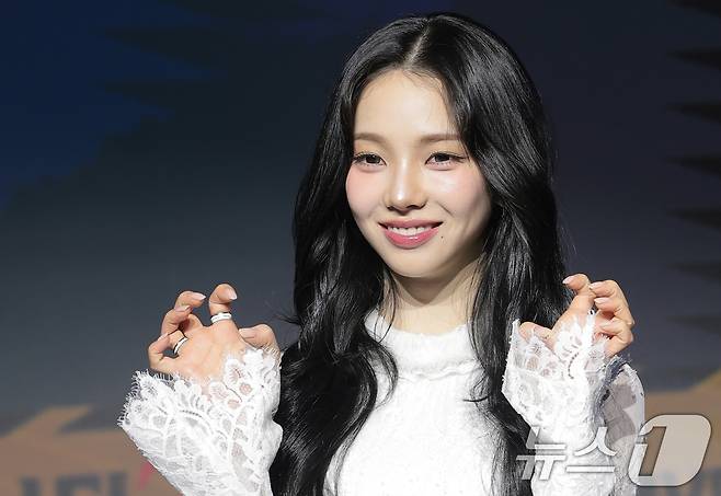 에스파 카리나가 19일 서울 마포구 호텔 나루 서울 엠갤러리에서 열린 넷플릭스 예능 '미스터리 수사단 시즌2' 제작발표회에서 깜찍한 매력으로 시선을 사로잡고 있다. ⓒ 뉴스1 권현진 기자