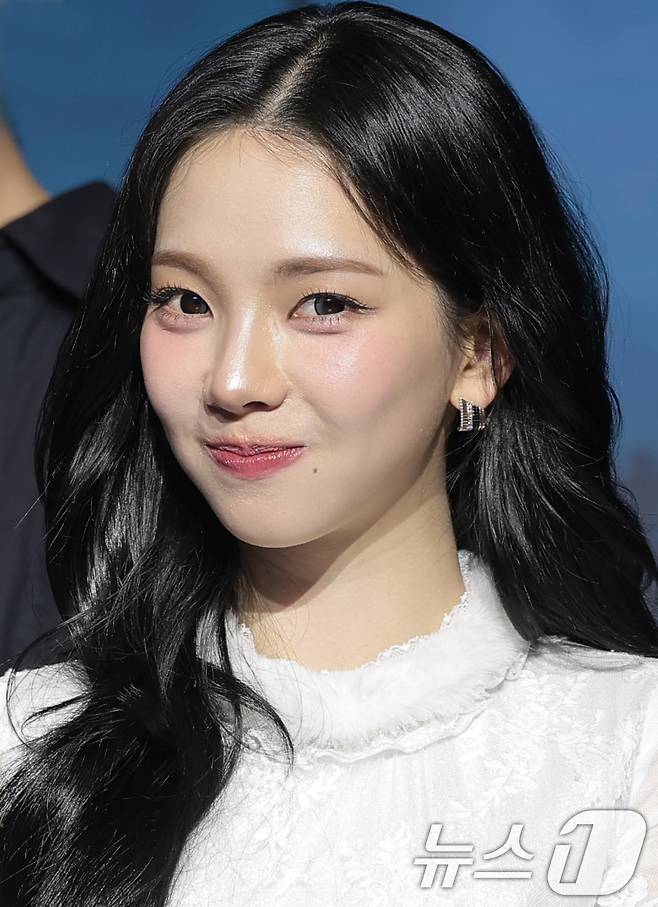 에스파 카리나가 19일 서울 마포구 호텔 나루 서울 엠갤러리에서 열린 넷플릭스 예능 '미스터리 수사단 시즌2' 제작발표회에서 매력을 발산하고 있다. ⓒ 뉴스1 권현진 기자