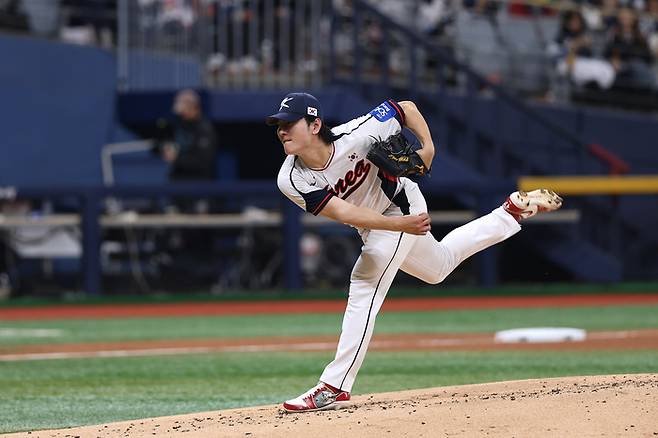 야구대표팀 곽빈이 8일 고척스카이돔에서 열린 2025 K-베이스볼 시리즈 체코와 평가전 첫 번째 경기에 선발 등판해 역투하고 있다. 사진 | KBO