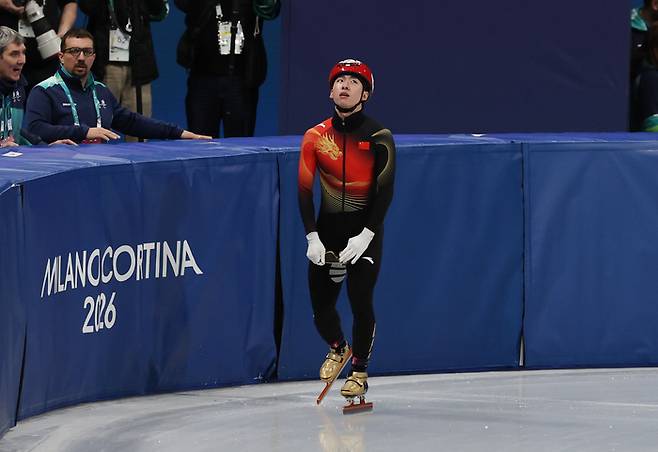 14일(현지시간) 이탈리아 밀라노 아이스스케이팅 아레나에서 열린 2026 밀라노-코르티나담페초 동계올림픽 쇼트트랙 남자 1500m 준준결승에서 중국 린샤오쥔이 넘어진 뒤 아쉬운 듯한 표정을 짓고 있다. 사진 | 밀라노=연합뉴스