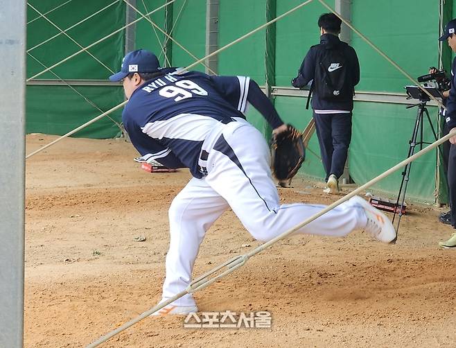2026 WBC 대표팀 류현진이 18일 일본 오키나와 고친다 구장에서 불펜피칭을 하고 있다. 오키나와 | 김동영 기자 raining99@sportsseoul.com