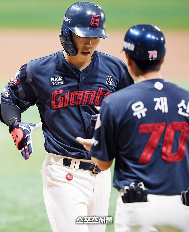 롯데 고승민이 24일 고척스카이돔에서 열린 2025 KBO리그 키움과 경기 1회초 1사 키움 선발 정현우를 상대로 솔로 홈런을 친 뒤 유재신 코치와 하이파이브를 하고 있다. 고척 | 박진업 기자 upandup@sportsseoul.com