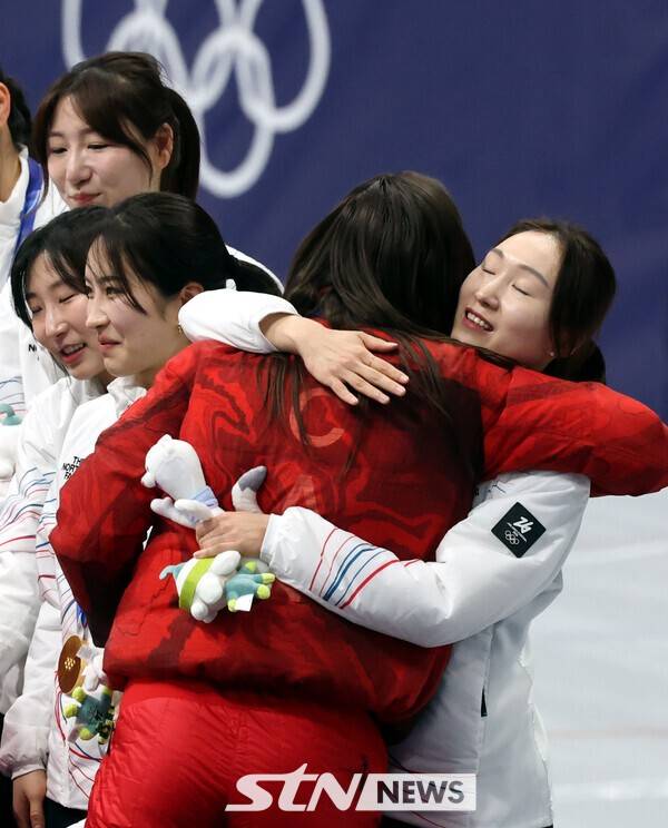 18일(현지 시간) 이탈리아 밀라노 아이스 스케이팅 아레나 경기장에서 열린 2026 밀라노·코르티나담페초 동계올림픽 쇼트트랙 여자 3000m 계주에서 금메달을 획득한 최민정이 동메달을 획득한 캐나다 대표팀 선수와 기쁨을 나누고 있다. /사진=뉴시스