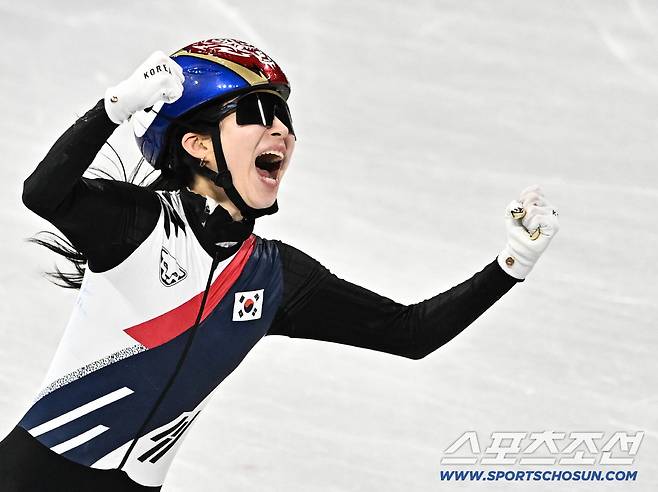 19일(한국시간) 이탈리아 밀라노 스피드스케이팅 아레나에서 열린 밀라노동계올림픽 쇼트트랙 여자 3000m 계주 결승전. 결승선 1위로 통과하며 환호하는 김길리. 밀라노(이탈리아)=송정헌 기자songs@sportschosun.com/2026.02.19/