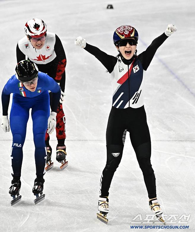 19일(한국시간) 이탈리아 밀라노 스피드스케이팅 아레나에서 열린 밀라노동계올림픽 쇼트트랙 여자 3000m 계주 결승전. 결승선 1위로 통과하며 환호하는 김길리. 밀라노(이탈리아)=송정헌 기자songs@sportschosun.com/2026.02.19/