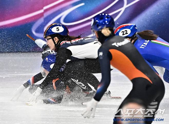19일(한국시간) 이탈리아 밀라노 스피드스케이팅 아레나에서 열린 밀라노동계올림픽 쇼트트랙 여자 3000m 계주 결승전. 네덜란드 선수와 충돌을 피하고 있는 최민정. 밀라노(이탈리아)=송정헌 기자songs@sportschosun.com/2026.02.19/