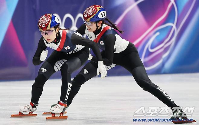 19일(한국시간) 이탈리아 밀라노 스피드스케이팅 아레나에서 열린 밀라노동계올림픽 쇼트트랙 여자 3000m 계주 결승전. 여자 계주 대표팀이 금메달을 차지했다. 최민정을 밀어주는 심석희. 밀라노(이탈리아)=송정헌 기자songs@sportschosun.com/2026.02.19/
