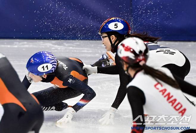 19일(한국시간) 이탈리아 밀라노 스피드스케이팅 아레나에서 열린 밀라노동계올림픽 쇼트트랙 여자 3000m 계주 결승전. 넘어진 네덜란드 선수를 피하는 최민정. 밀라노(이탈리아)=송정헌 기자songs@sportschosun.com/2026.02.19/