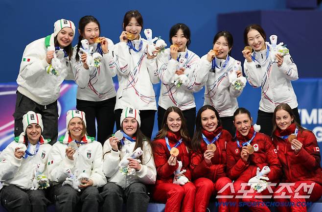 19일(한국시간) 이탈리아 밀라노 스피드스케이팅 아레나에서 열린 밀라노동계올림픽 쇼트트랙 여자 3000m 계주 결승전. 여자 계주 대표팀이 금메달을 차지했다. 은메달 이탈리아, 동메달 캐나다 선수들과 함께 기념촬영하는 대표팀 선수들. 밀라노(이탈리아)=송정헌 기자songs@sportschosun.com/2026.02.19/