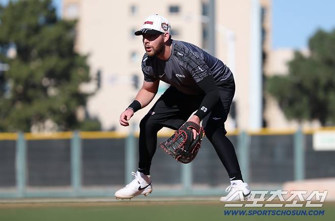 LG 트윈스 오스틴이 미국 애리조나 캠프에서 훈련하고 있다. 사진제공=LG 트윈스