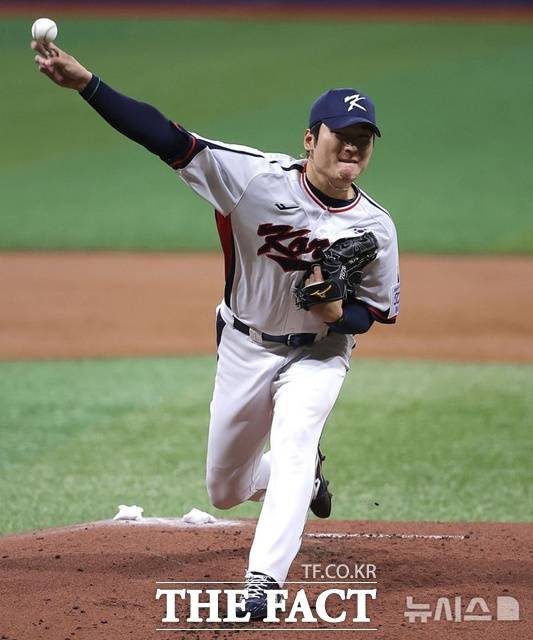 WBC를 앞두고 문동주 원태인 등 원투펀치가 부상으로 이탈하면서 곽빈의 존재감이 더욱 커졌다. 곽빈은 한국의 8강행을 가늠할 대만전 선발이 유력하다. /뉴시스