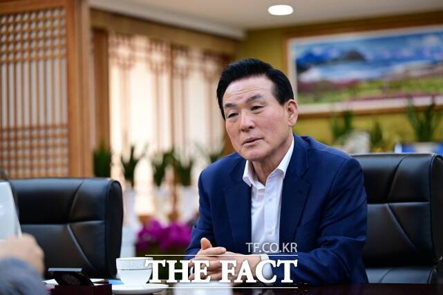 질문에 답하고 있는 백성현 논산시장. /논산시