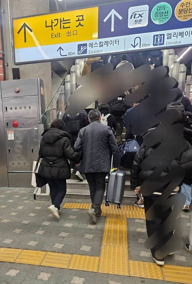 아이 엄마에게 자리를 양보해준 부부. 온라인 커뮤니티 캡처