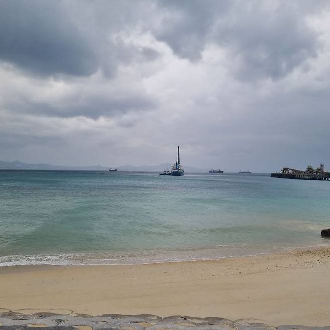 나고시 헤노코 기지 건설 현장. 컨베이어 벨트로 토사 따위를 운반하고 있다. 나고시(일본)=전진영 기자.