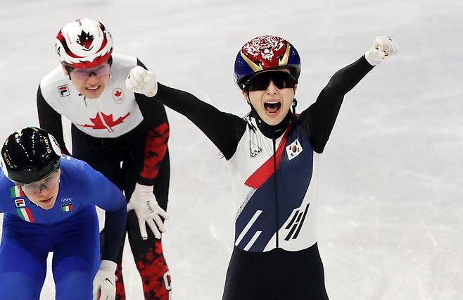 18(현지 시간) 이탈리아 밀라노 아이스 스케이팅 아레나 경기장에서 열린 2026 밀라노·코르티나 동계올림픽 쇼트트랙 여자 3000m 계주 결승에서 마지막 주자 김길리가 1위로 골인하며 두팔을 번쩍 들고 있다./뉴시스