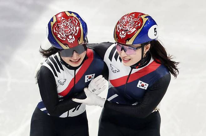 18일(현지 시간) 이탈리아 밀라노 아이스 스케이팅 아레나 경기장에서 열린 2026 밀라노·코르티나담페초 동계올림픽 쇼트트랙 여자 3000m 계주 결승에서 금메달을 딴 최민정(오른쪽)과 김길리가 기뻐하고 있다./뉴시스