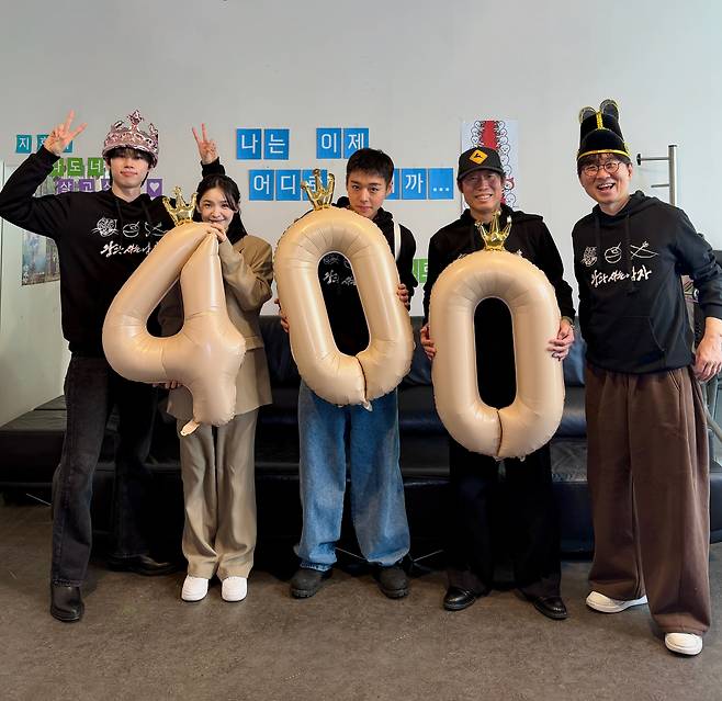 영화 '왕과 사는 남자' 장항준 감독(오른쪽)과 출연자들이 400만 관객 달성을 축하하고 있다. /뉴스1