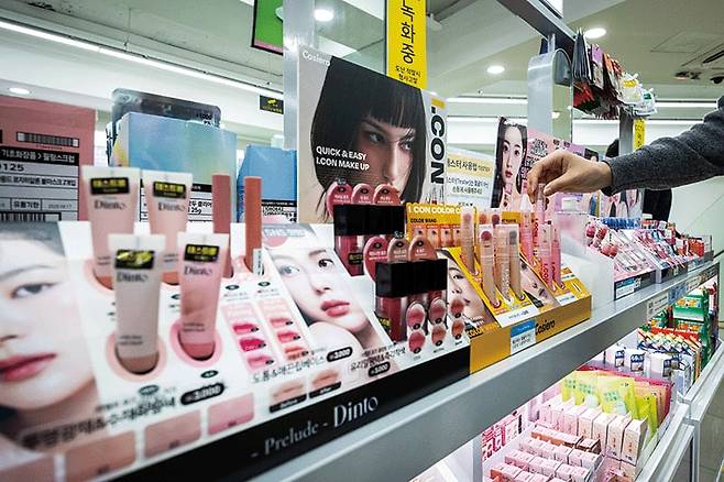 지난 2월 10일 서울 종로구 다이소 종로본점 화장품 진열코너의 모습. photo 이건송 영상미디어 기자