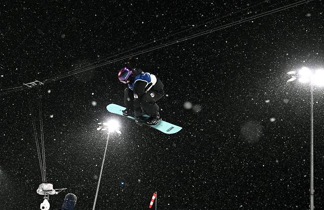 2026 밀라노·코르티나담페초 동계올림픽이 진행중인 12일(현지시간) 이탈리아 리비뇨 스노우파크에서 열린 여자 하프파이프 결선에서 3차시기에서 최가온이 점프하고 있다. /장련성 기자