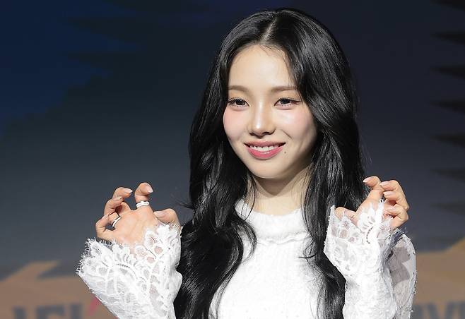 에스파 카리나가 19일 서울 마포구 호텔 나루 서울 엠갤러리에서 열린 넷플릭스 예능 '미스터리 수사단 시즌2' 제작발표회에서 깜찍한 매력으로 시선을 사로잡고 있다. /뉴스1