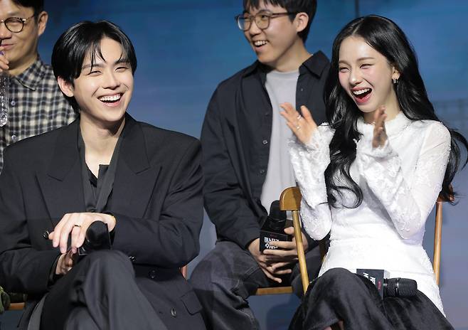 배우 김도훈과 에스파 카리나(오른쪽)가 19일 서울 마포구 호텔 나루 서울 엠갤러리에서 열린 넷플릭스 예능 '미스터리 수사단 시즌2' 제작발표회에서 미소를 짓고 있다. /뉴스1