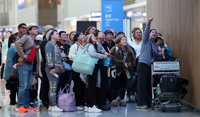 지난 16일 인천국제공항 2터미널에 관광을 마친 외국인관광객들이 출국을 앞두고 있다. /뉴스1