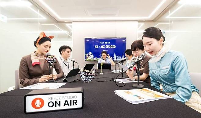 대한항공과 아시아나항공 양사 임직원들이 동화책을 낭독·녹음해 오디오북을 제작하는 모습 ⓒ대한항공