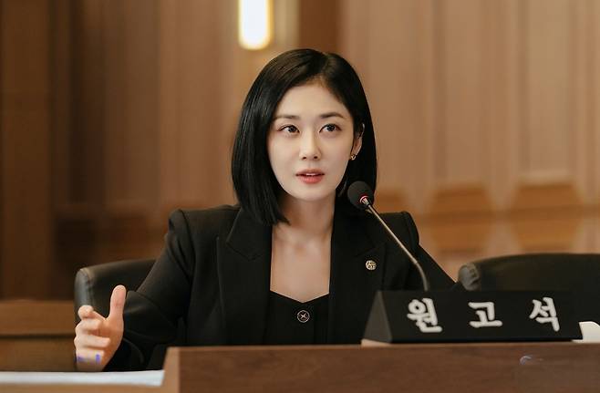 드라마 ‘굿 파트너’의 유명 이혼전문변호사 차은경(장나라). ‘굿 파트너’는 최유나 변호사가 출산과 육아로 너무나 버거웠을 때 ‘살기 위해’ 쓴 글에서 탄생했다. SBS 제공