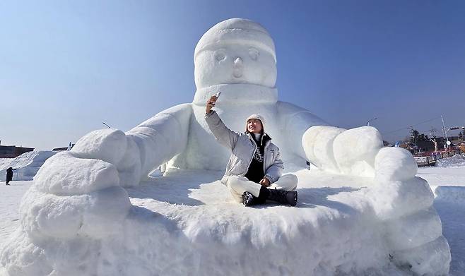 18일  평창 대관령눈꽃축제를 찾은 관광객이 눈 조각상 앞에서 기념 촬영을 하고 있다. 평창관광문화재단 제공