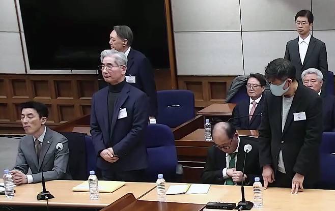 윤석열(왼쪽 위) 전 대통령이 19일 서울 서초구 서울중앙지방법원에서 열린 내란 우두머리 혐의 사건 1심 선고기일에서 지귀연 부장판사의 주문을 듣고 있다. 법원은 내란 우두머리 혐의로 기소된 윤 전 대통령에게 무기징역을 선고했다. 서울중앙지법 제공