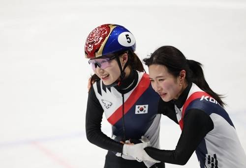 한국 대표팀 최민정(왼쪽)과 김길리가 18일(현지시간) 이탈리아 밀라노 아이스스케이팅 아레나에서 열린 2026 밀라노·코르티나담페초 동계올림픽 쇼트트랙 여자 3000m 계주에서 금메달을 따낸 기뻐하고 있다. [연합뉴스]
