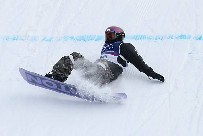 스노보더 유승은이 18일(현지시간) 이탈리아 리비뇨 스노파크에서 열린 2026 밀라노·코르티나담페초 동계올림픽 스노보드 여자 슬로프스타일 결선에 출전해 경기를 펼치고 있다.뉴스1