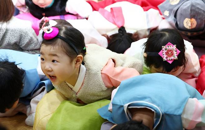 설 연휴를 앞둔 11일 오전 서울 송파구 삼성아트어린이집에서 원아들이 세배를 연습하고 있다. 뉴시스