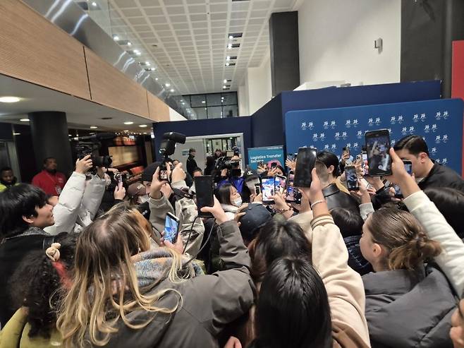 이탈리아 팬들에게 둘러싸인 성훈. 연합뉴스