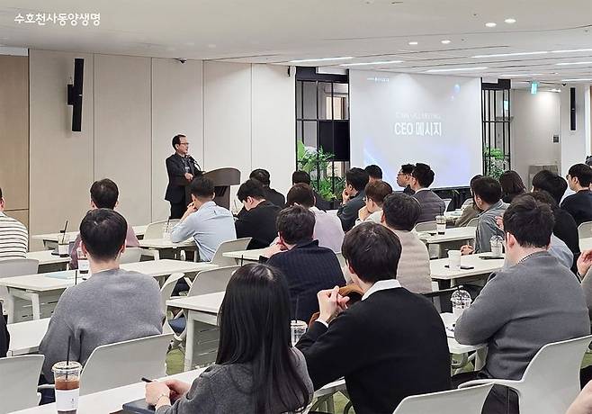 성대규 동양생명 대표이사가 지난 13일 열린 타운홀 미팅에서 임직원에게 경영 전략 방향 등에 대해 설명하고 있다.동양생명 제공 /사진=파이낸셜뉴스 사진DB